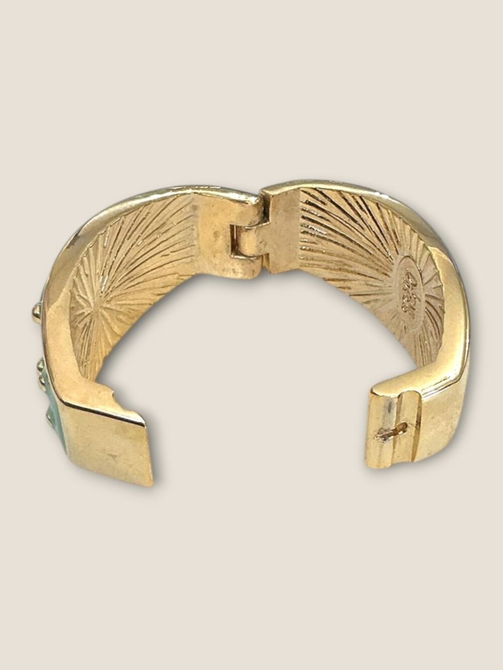 Joan Rivers Gold-Tone & Green Enamel Scarf Clip With Oval Cabochon Center & Sunb - Picture 6 of 8